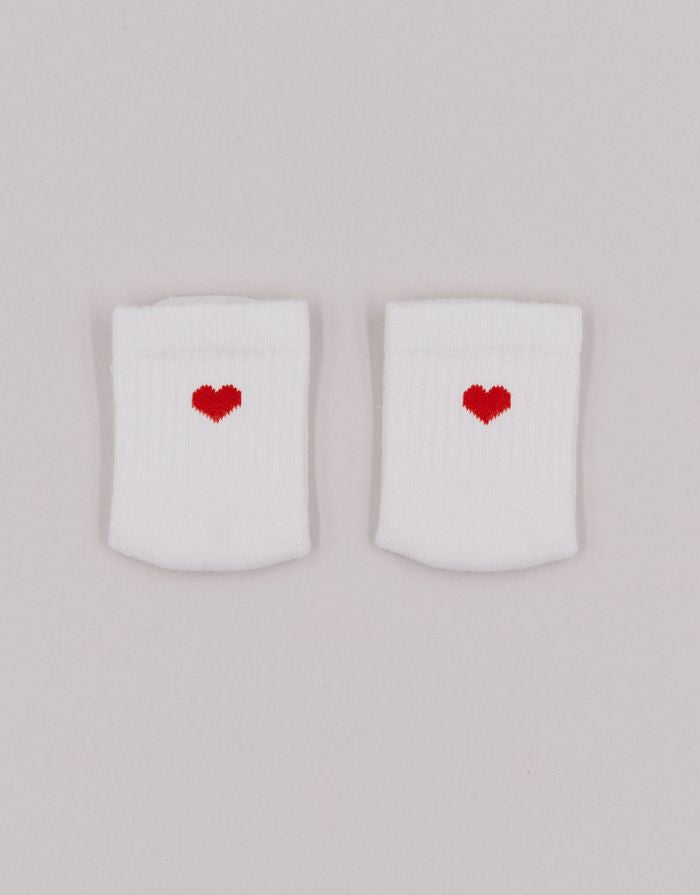Babysocken Herz Rot von Eulenschnitt, 80% Baumwolle, 18% Polyamid, 2% Elastan, mit eingesticktem roten Herz auf dem Bündchen.