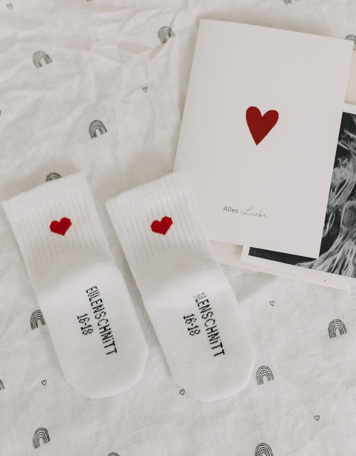 Babysocken Herz Rot von Eulenschnitt, 80% Baumwolle, 18% Polyamid, 2% Elastan, mit eingesticktem roten Herz auf dem Bündchen.