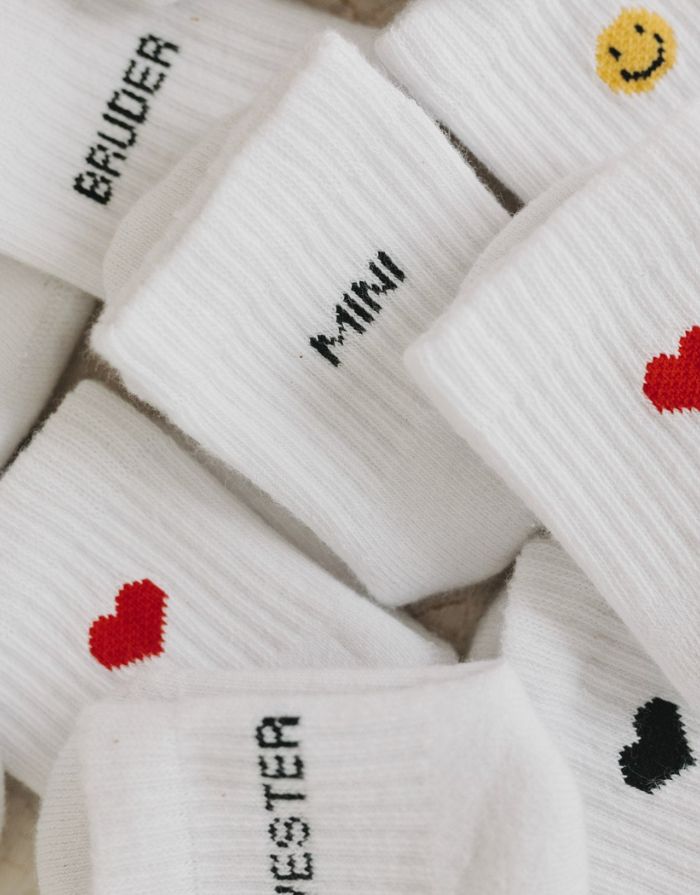 Babysocken Herz Rot von Eulenschnitt, 80% Baumwolle, 18% Polyamid, 2% Elastan, mit eingesticktem roten Herz auf dem Bündchen.