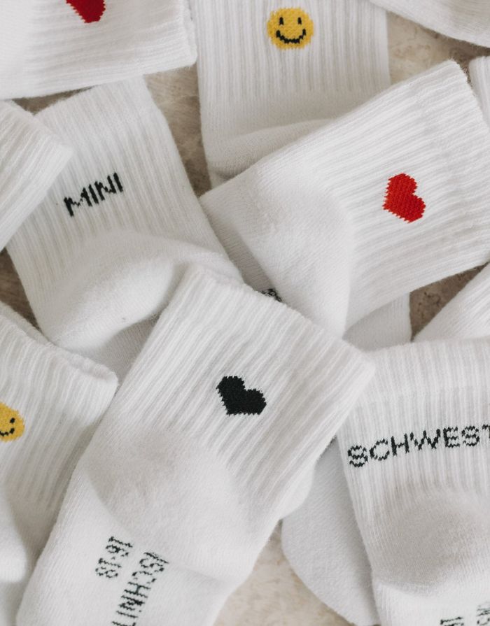 Babysocken Kleine Schwester von Eulenschnitt, 80% Baumwolle, 18% Polyamid, 2% Elastan, mit Schriftzug „Kleine Schwester“ auf dem Bündchen.
