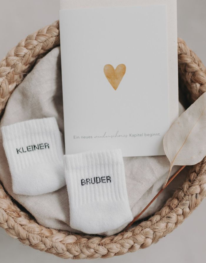 Babysocken Kleiner Bruder von Eulenschnitt, 80% Baumwolle, 18% Polyamid, 2% Elastan, mit Schriftzug „Kleiner Bruder“ auf dem Bündchen.