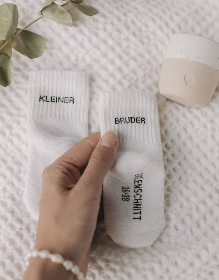 Babysocken Kleiner Bruder von Eulenschnitt, 80% Baumwolle, 18% Polyamid, 2% Elastan, mit Schriftzug „Kleiner Bruder“ auf dem Bündchen.
