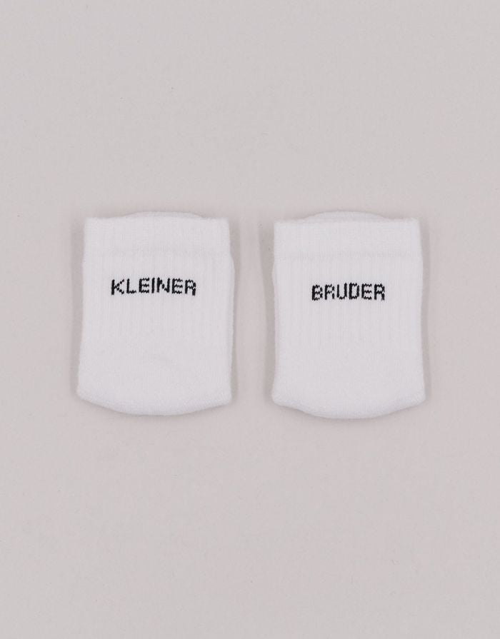 Babysocken Kleiner Bruder von Eulenschnitt, 80% Baumwolle, 18% Polyamid, 2% Elastan, mit Schriftzug „Kleiner Bruder“ auf dem Bündchen.
