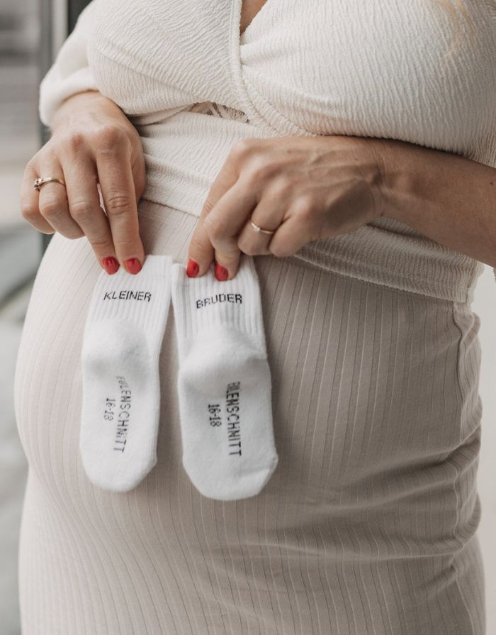 Babysocken Kleiner Bruder von Eulenschnitt, 80% Baumwolle, 18% Polyamid, 2% Elastan, mit Schriftzug „Kleiner Bruder“ auf dem Bündchen.