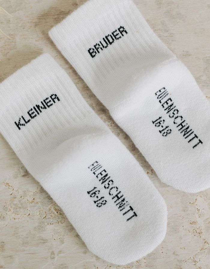 Babysocken Kleiner Bruder von Eulenschnitt, 80% Baumwolle, 18% Polyamid, 2% Elastan, mit Schriftzug „Kleiner Bruder“ auf dem Bündchen.