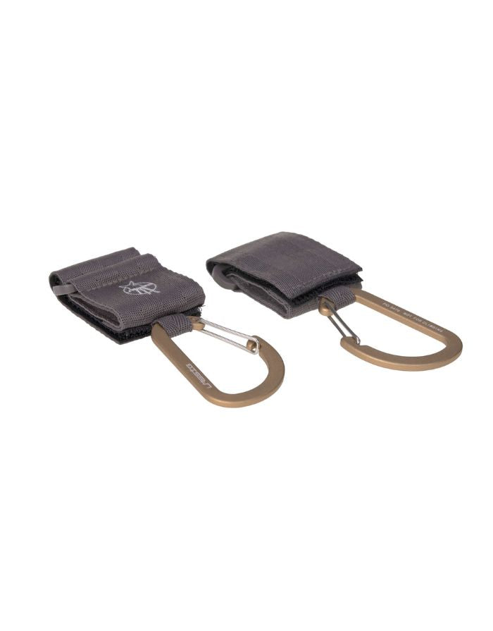 LÄSSIG Kinderwagenhaken 2er Set in Anthrazit – robuste Karabiner mit Klettverschluss zur sicheren Befestigung von Taschen und Zubehör am Kinderwagen oder Buggy.
