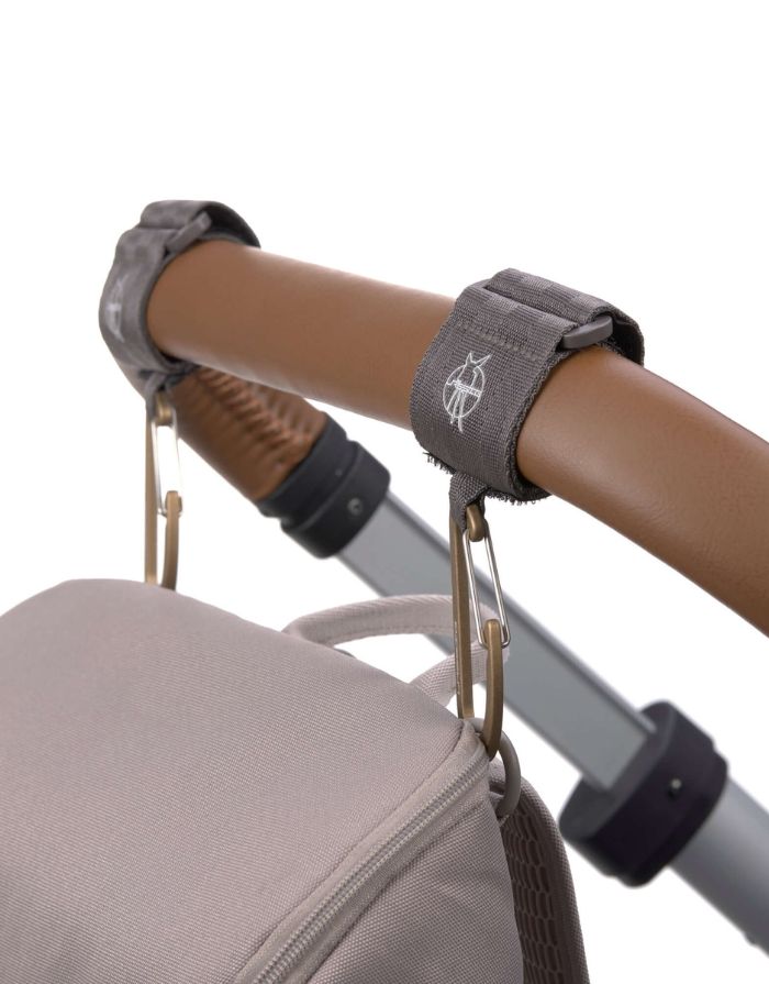 LÄSSIG Kinderwagenhaken 2er Set in Anthrazit – robuste Karabiner mit Klettverschluss zur sicheren Befestigung von Taschen und Zubehör am Kinderwagen oder Buggy.