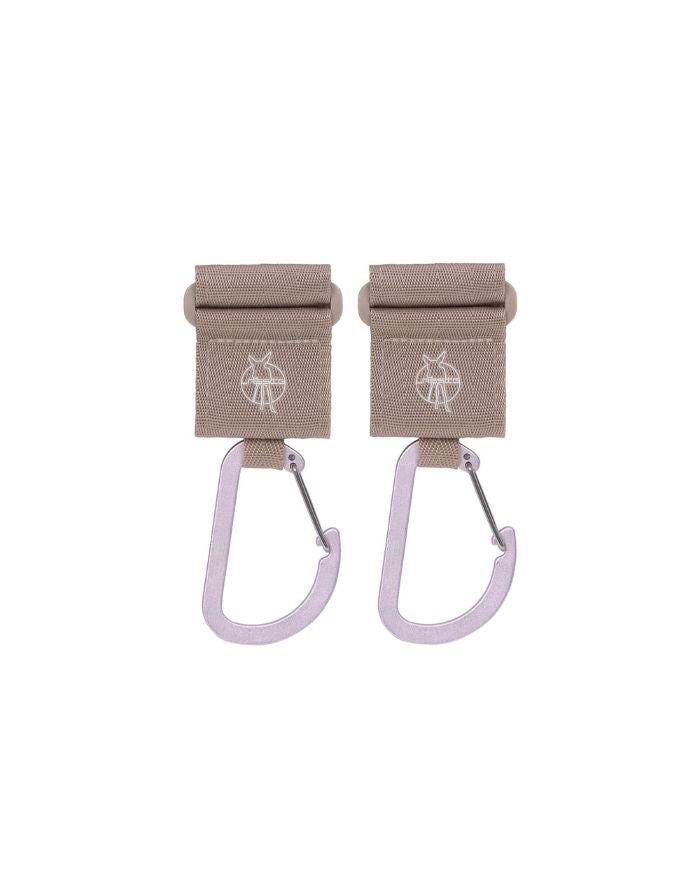 LÄSSIG Kinderwagenhaken 2er Set in Beige – stabile Karabiner mit Klettverschluss zum sicheren Befestigen von Taschen und Zubehör am Kinderwagen oder Buggy.