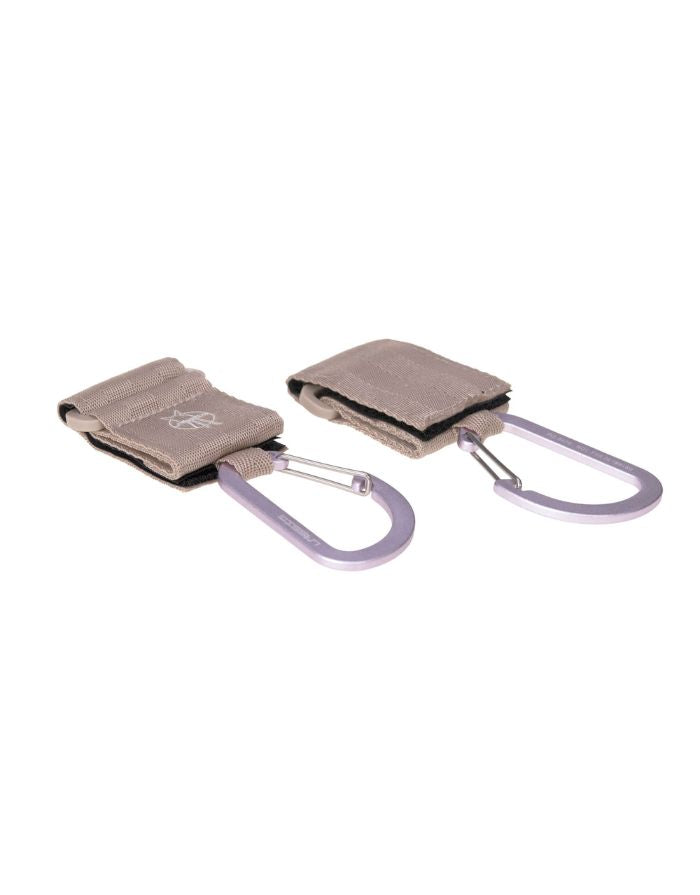LÄSSIG Kinderwagenhaken 2er Set in Beige – stabile Karabiner mit Klettverschluss zum sicheren Befestigen von Taschen und Zubehör am Kinderwagen oder Buggy.