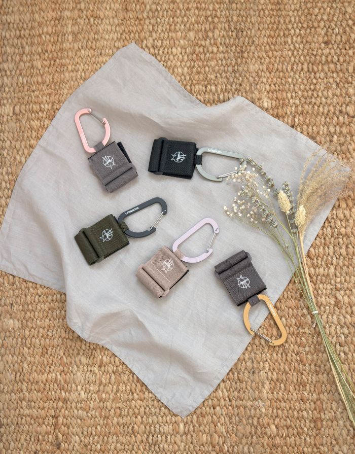 LÄSSIG Kinderwagenhaken 2er Set in Beige – stabile Karabiner mit Klettverschluss zum sicheren Befestigen von Taschen und Zubehör am Kinderwagen oder Buggy.