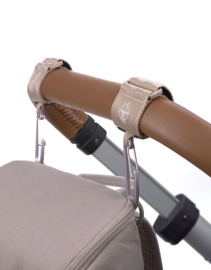 LÄSSIG Kinderwagenhaken 2er Set in Beige – stabile Karabiner mit Klettverschluss zum sicheren Befestigen von Taschen und Zubehör am Kinderwagen oder Buggy.