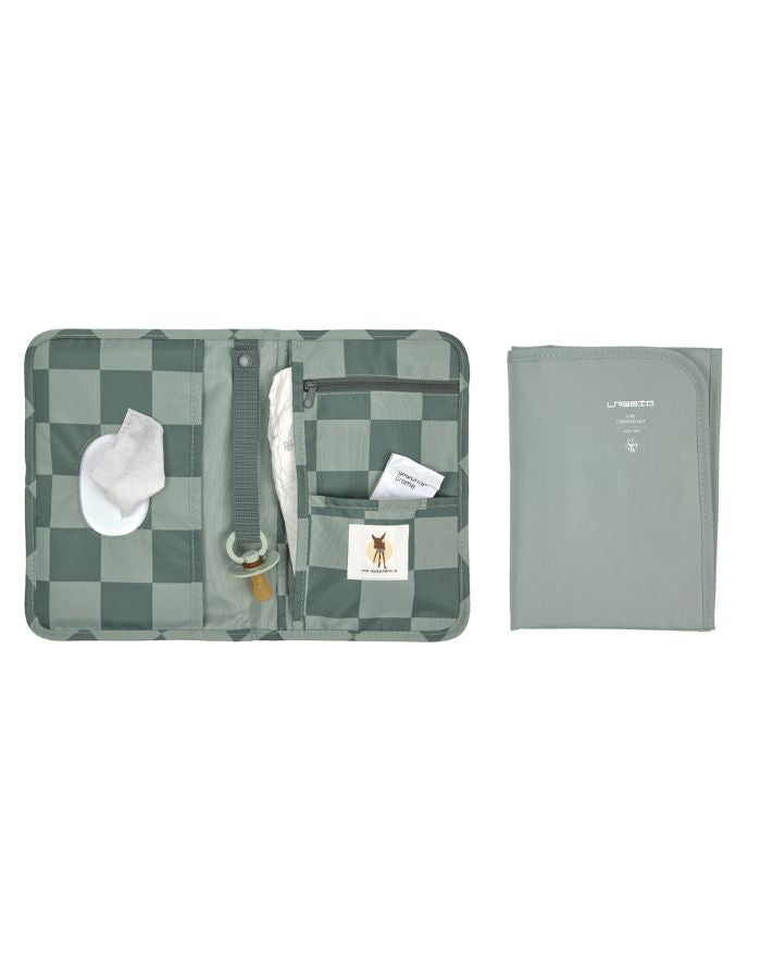 LÄSSIG Windeltasche mit Wickelunterlage in Olive – kompakte mobile Changing Pouch mit Fächern, Schnullerhalter & wasserabweisender Unterlage, ideal für unterwegs.