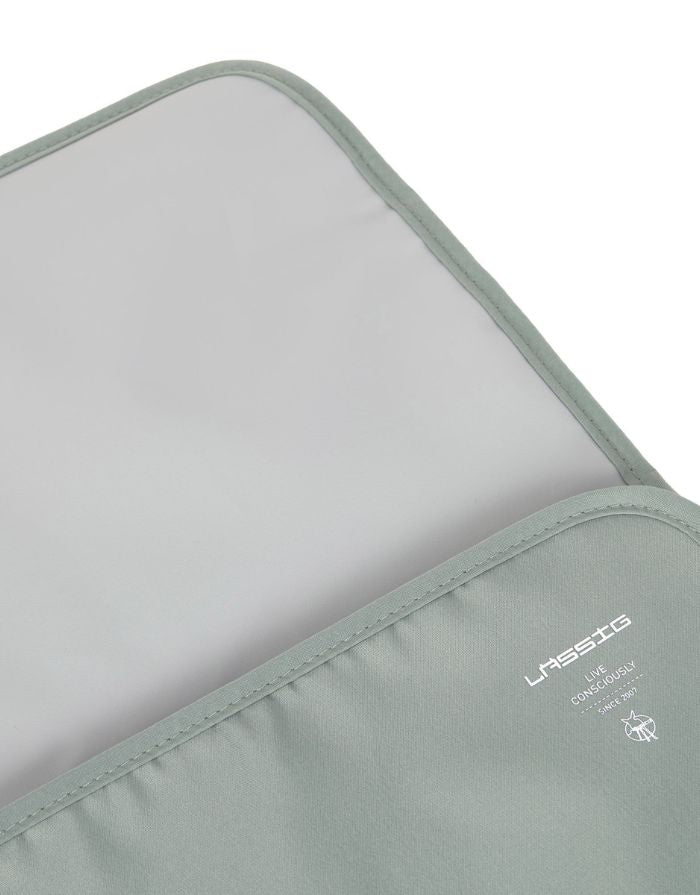 LÄSSIG Windeltasche mit Wickelunterlage in Olive – kompakte mobile Changing Pouch mit Fächern, Schnullerhalter & wasserabweisender Unterlage, ideal für unterwegs.