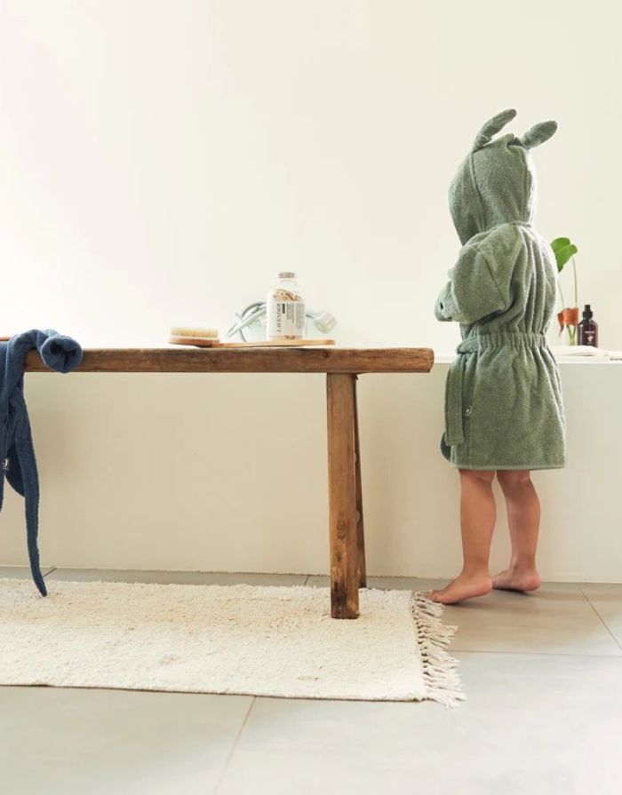 Jollein Kinderbademantel in der Farbe Ash Green aus weichem Baumwollfrottee mit Kapuze und Gürtel.