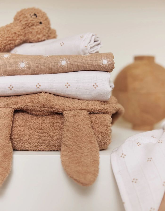 Jollein Kinderbademantel in der Farbe Biscuit aus weichem Baumwollfrottee mit Kapuze und Gürtel.