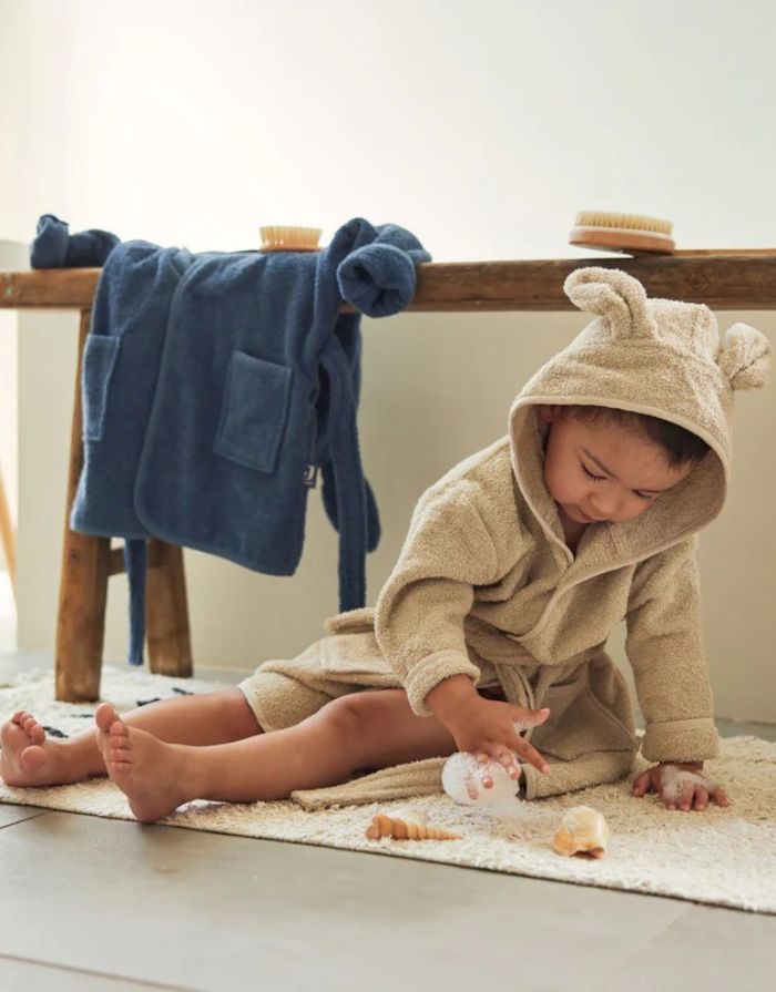 Weicher Jollein Kinderbademantel aus Baumwollfrottee mit Kapuze und Gürtel für Kinder von 12 bis 24 Monaten.