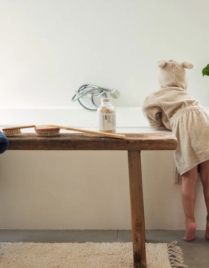 Weicher Jollein Kinderbademantel aus Baumwollfrottee mit Kapuze und Gürtel für Kinder von 12 bis 24 Monaten.