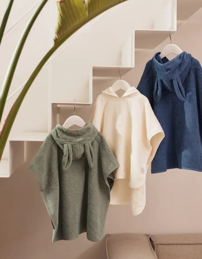 Jollein Badeponcho aus weichem Baumwollfrottee in der Farbe Ash Green mit Kapuze.