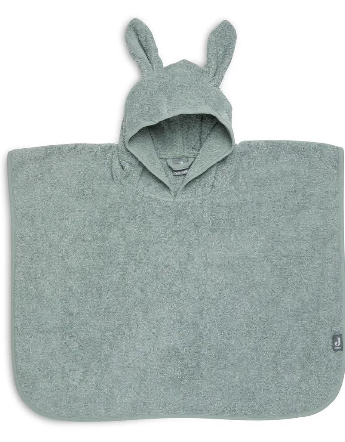 Jollein Badeponcho aus weichem Baumwollfrottee in der Farbe Ash Green mit Kapuze.