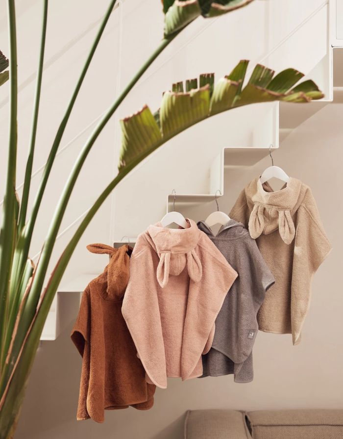 Jollein Badeponcho aus weichem Baumwollfrottee in der Farbe Nougat mit Kapuze.