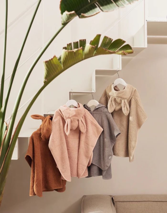 Jollein Badeponcho aus weichem Baumwollfrottee in der Farbe Nougat mit Kapuze.
