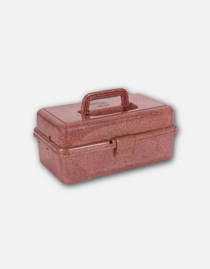 Glitzernder Bastelkoffer in Rosa von Konges Sløjd, gefüllt mit Stiften, Stickern, Stempeln, einem Notizblock und einem kleinen Malbuch – kreatives Set für Kinder.