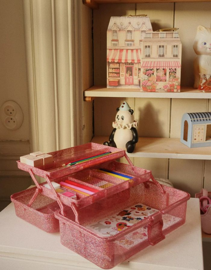 Glitzernder Bastelkoffer in Rosa von Konges Sløjd, gefüllt mit Stiften, Stickern, Stempeln, einem Notizblock und einem kleinen Malbuch – kreatives Set für Kinder.