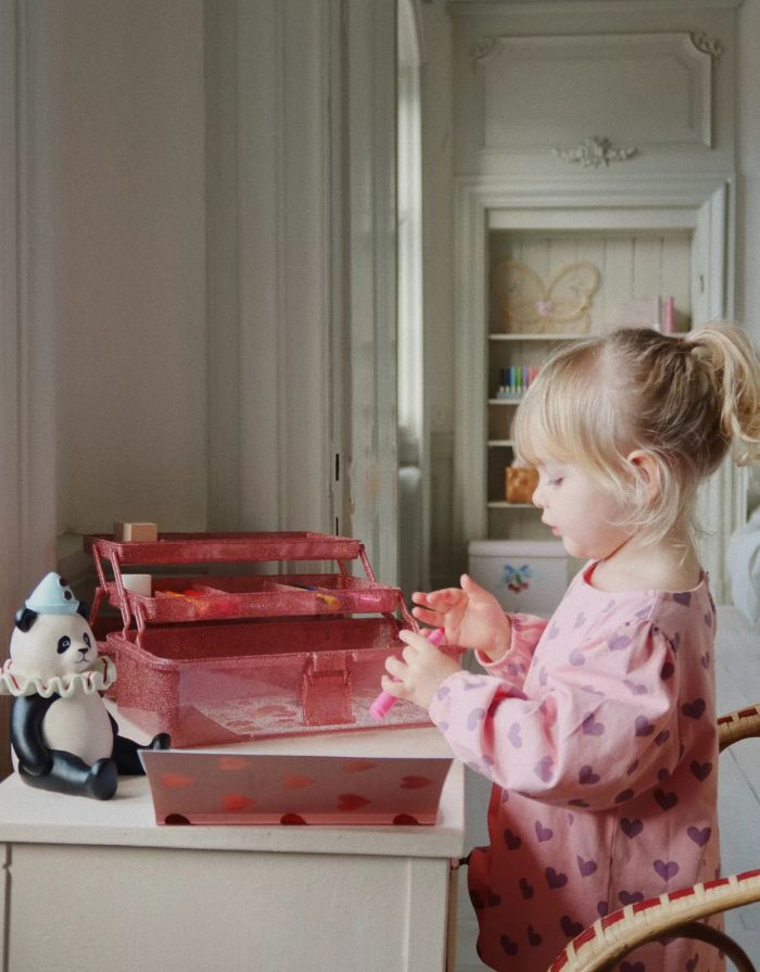 Glitzernder Bastelkoffer in Rosa von Konges Sløjd, gefüllt mit Stiften, Stickern, Stempeln, einem Notizblock und einem kleinen Malbuch – kreatives Set für Kinder.