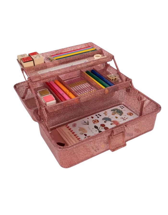Glitzernder Bastelkoffer in Rosa von Konges Sløjd, gefüllt mit Stiften, Stickern, Stempeln, einem Notizblock und einem kleinen Malbuch – kreatives Set für Kinder.