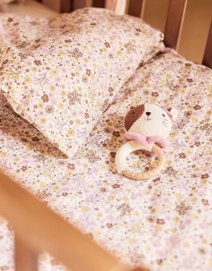 Jollein Beißring „Katze Jill“ – weicher Silikon-Beißring mit gestricktem Katzenkopf, CE-zertifiziert, lindert Zahnungsschmerzen.