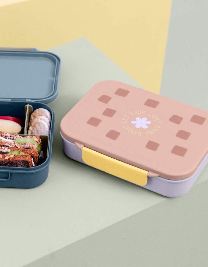 Bento Lunchbox von LÄSSIG in Rosa/Lila aus der Pattern Party Kollektion, mit Trennwänden, herausnehmbarem Einsatz und Silikondeckel – ideal für Kindergarten, Schule und Ausflüge.