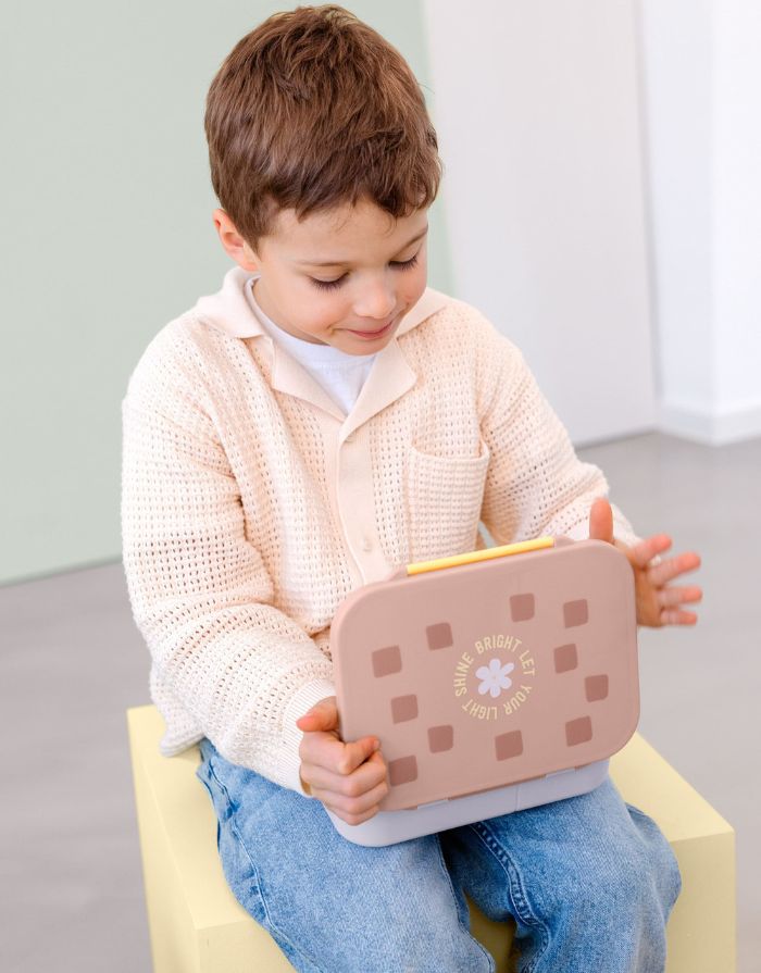 Bento Lunchbox von LÄSSIG in Rosa/Lila aus der Pattern Party Kollektion, mit Trennwänden, herausnehmbarem Einsatz und Silikondeckel – ideal für Kindergarten, Schule und Ausflüge.