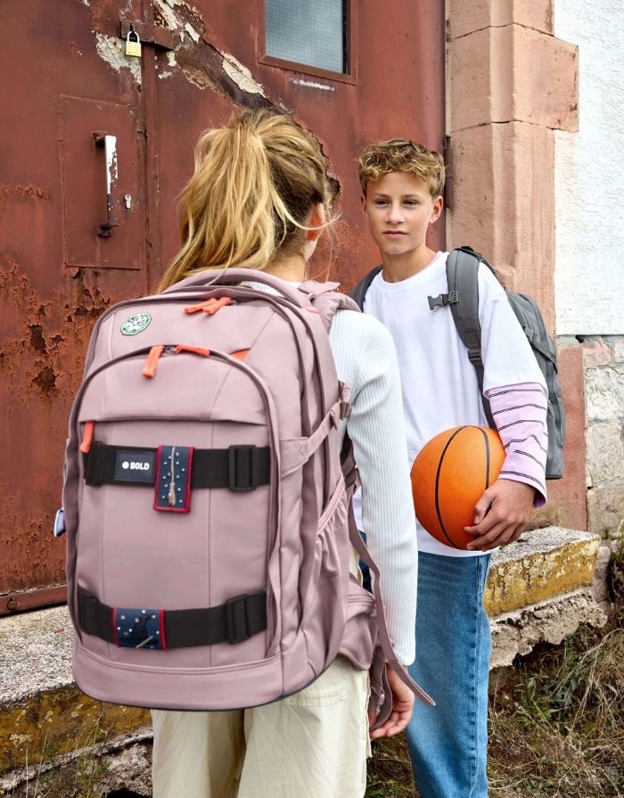 ALT Text: LÄSSIG BOLD Origin Schulrucksack in Mauve mit ergonomischem Rückensystem, 30 Liter Volumen und reflektierenden Details.