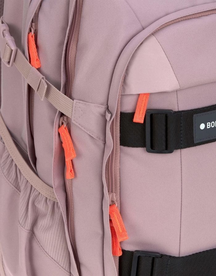 ALT Text: LÄSSIG BOLD Origin Schulrucksack in Mauve mit ergonomischem Rückensystem, 30 Liter Volumen und reflektierenden Details