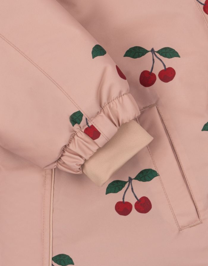Rosa Schneeeinteiler mit Kirschmuster von Konges Sløjd, wasser- und winddicht, mit abnehmbarer Kapuze und Fleecefutter.