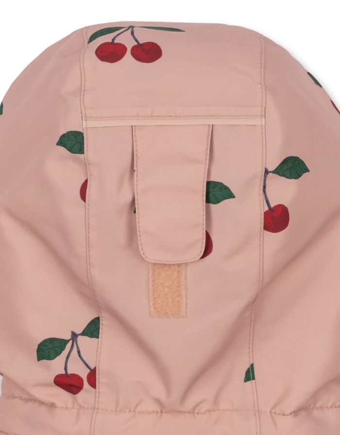 Rosa Schneeeinteiler mit Kirschmuster von Konges Sløjd, wasser- und winddicht, mit abnehmbarer Kapuze und Fleecefutter.