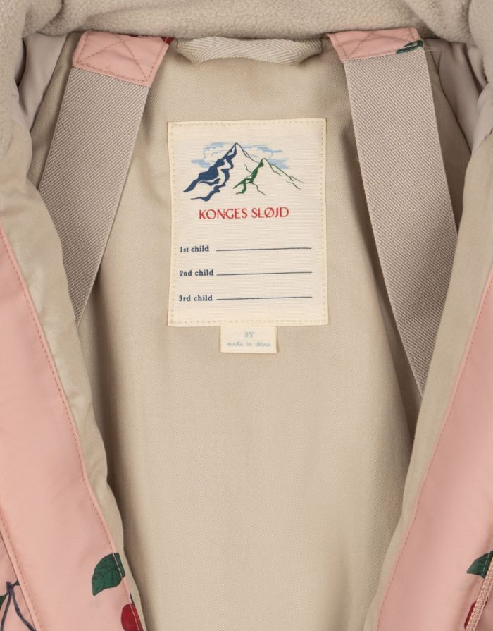 Rosa Schneeeinteiler mit Kirschmuster von Konges Sløjd, wasser- und winddicht, mit abnehmbarer Kapuze und Fleecefutter.