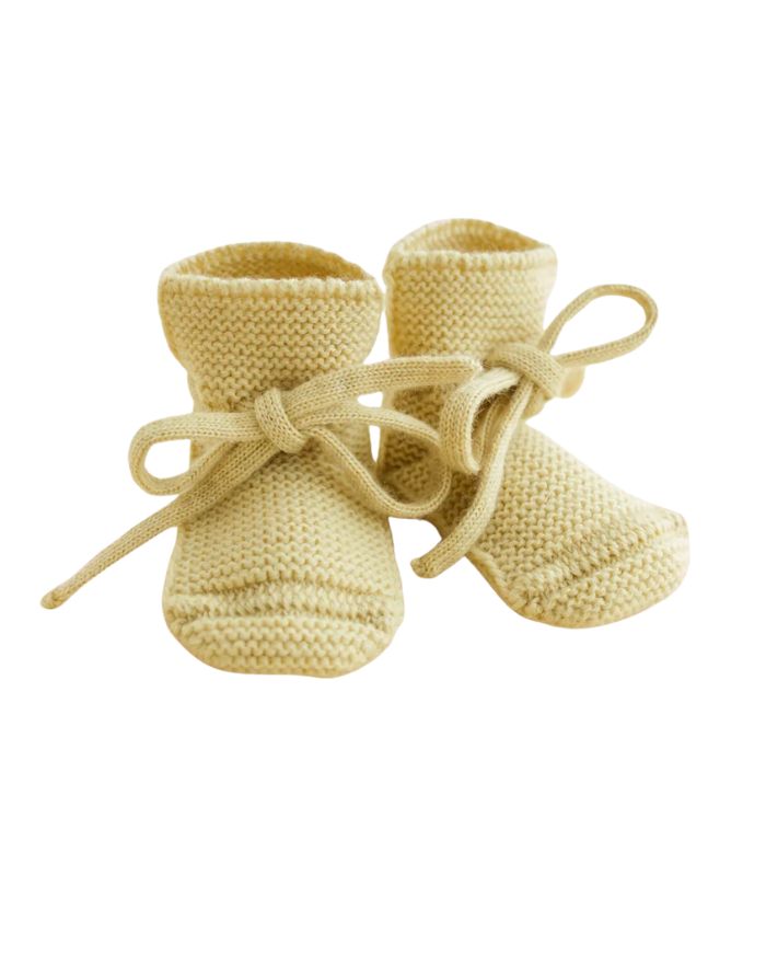 Weiche Hvid Original Booties aus extrafeiner Merinowolle mit Schnürbändern für sicheren Halt an kleinen Babyfüßen in hellem Gelb