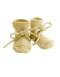 Weiche Hvid Original Booties aus extrafeiner Merinowolle mit Schnürbändern für sicheren Halt an kleinen Babyfüßen in hellem Gelb