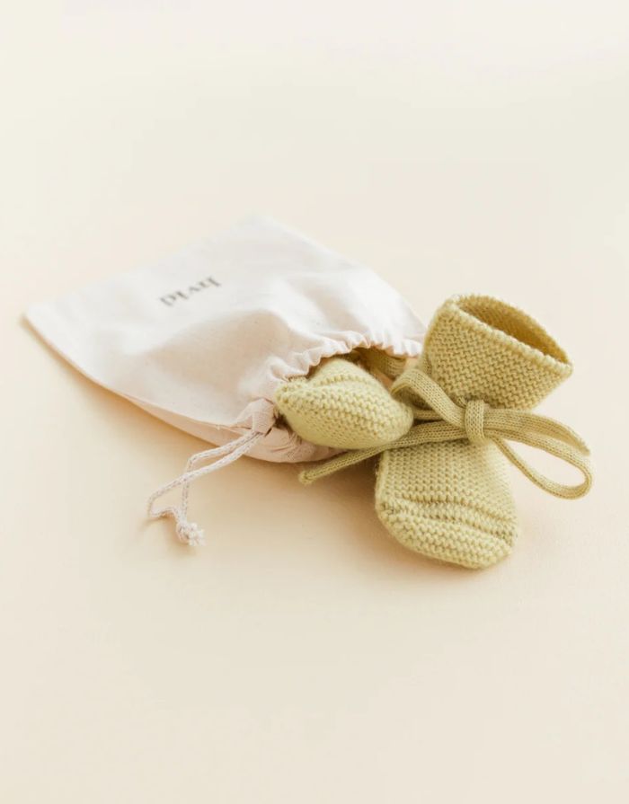  Weiche Hvid Original Booties aus extrafeiner Merinowolle mit Schnürbändern für sicheren Halt an kleinen Babyfüßen in hellem Gelb im Geschenkbeutel