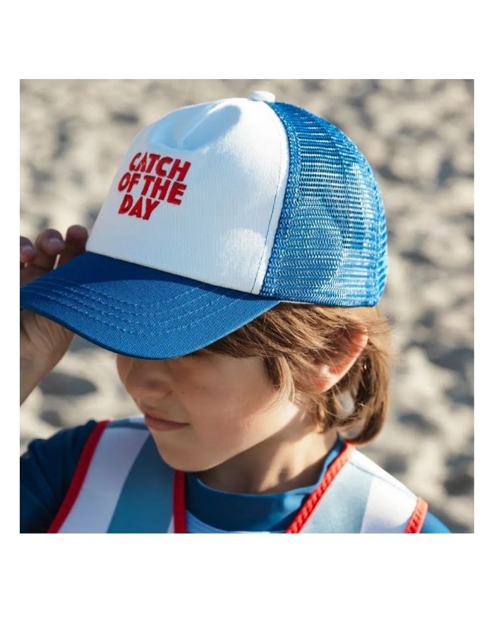 Blaue Trucker-Cap Catch of the Day von Swim Essentials mit weißer Vorderseite, Mesh-Rückseite und rotem Schriftzug.