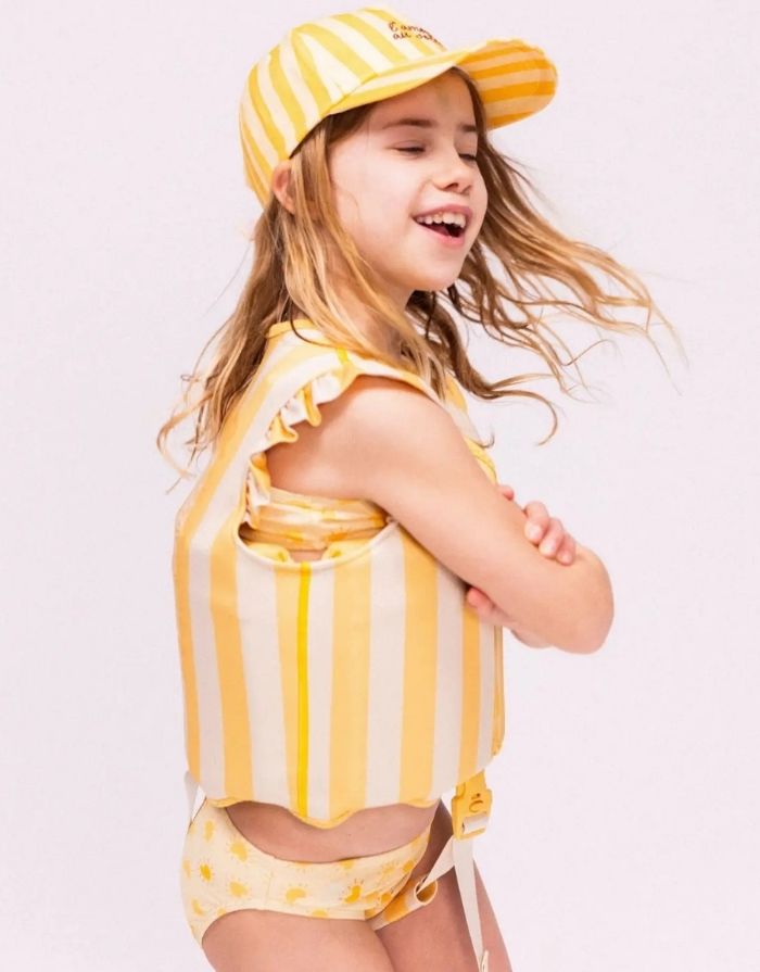 Gestreifte Cap Solmate von Swim Essentials in Weiß und Gelb mit gebogenem Schirm für sonnige Tage.