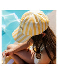 Gestreifte Cap Solmate von Swim Essentials in Weiß und Gelb mit gebogenem Schirm für sonnige Tage.