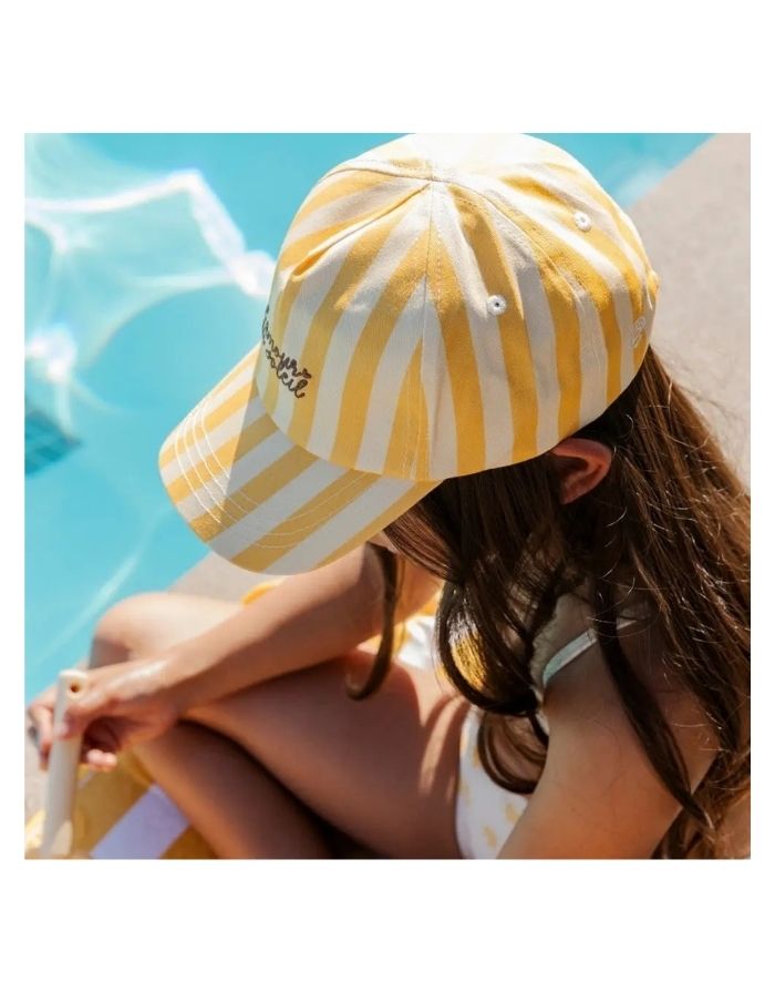 Gestreifte Cap Solmate von Swim Essentials in Weiß und Gelb mit gebogenem Schirm für sonnige Tage.