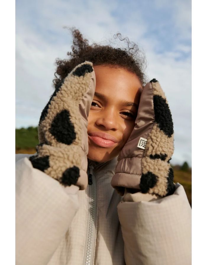 Warme Teddy-Fäustlinge Grethe von Liewood in Mega Leo/Oat Mix, aus 100% recyceltem Polyester gefertigt.