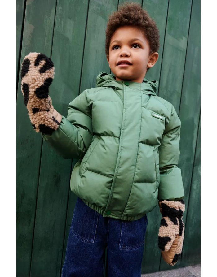 Warme Teddy-Fäustlinge Grethe von Liewood in Mega Leo/Oat Mix, aus 100% recyceltem Polyester gefertigt.