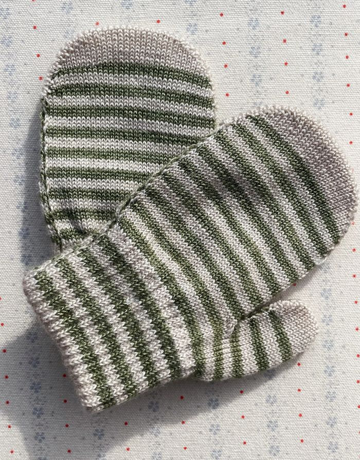 Kinderfäustlinge von Konges Sløjd im 2er-Pack in Lemon/Stripe aus Wollmischung mit Daumeneinsatz.