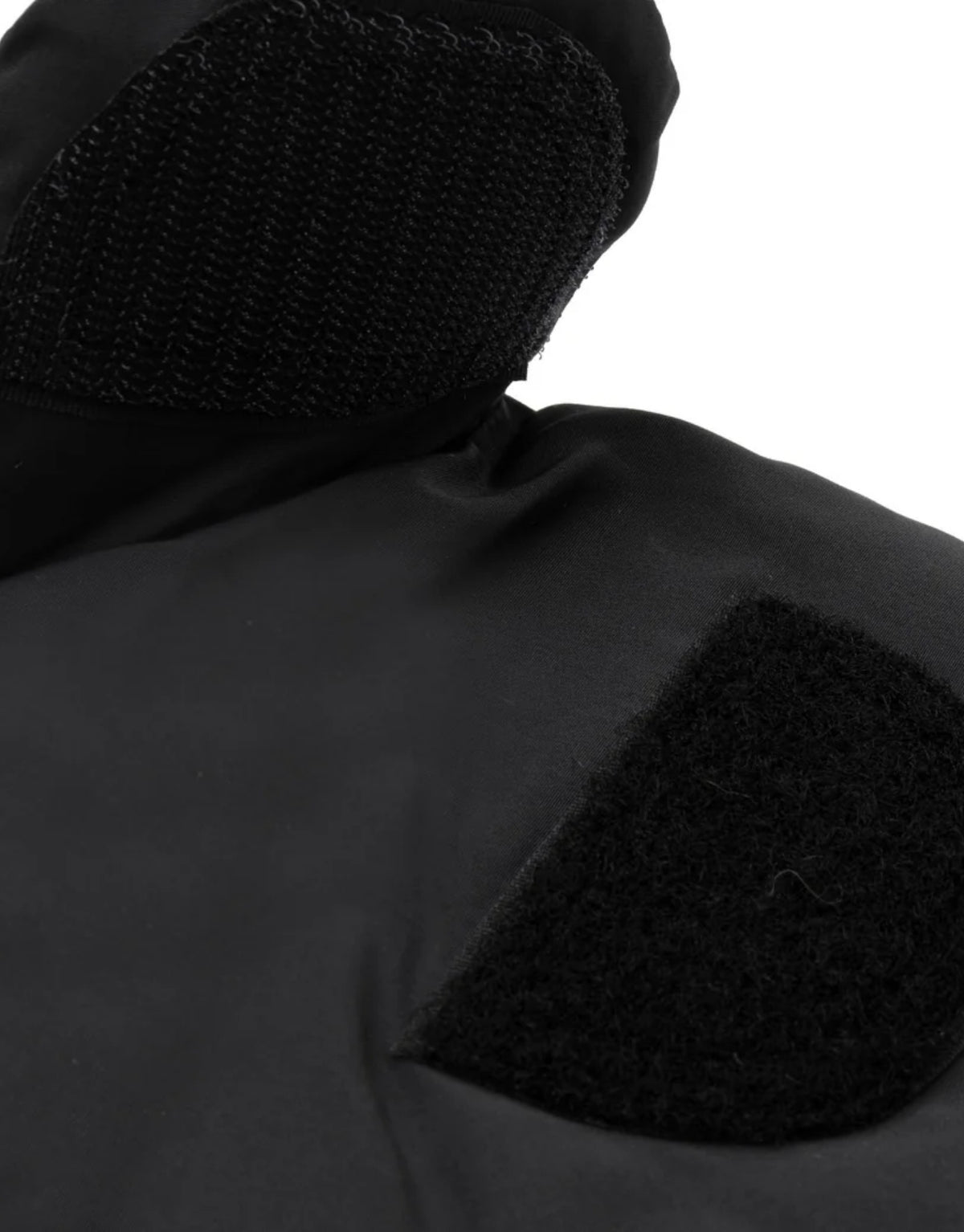 Warme Kinderwagen-Handschuhe von Jollein mit weichem Bouclé-Futter und Klettverschluss zur Befestigung am Kinderwagen.
