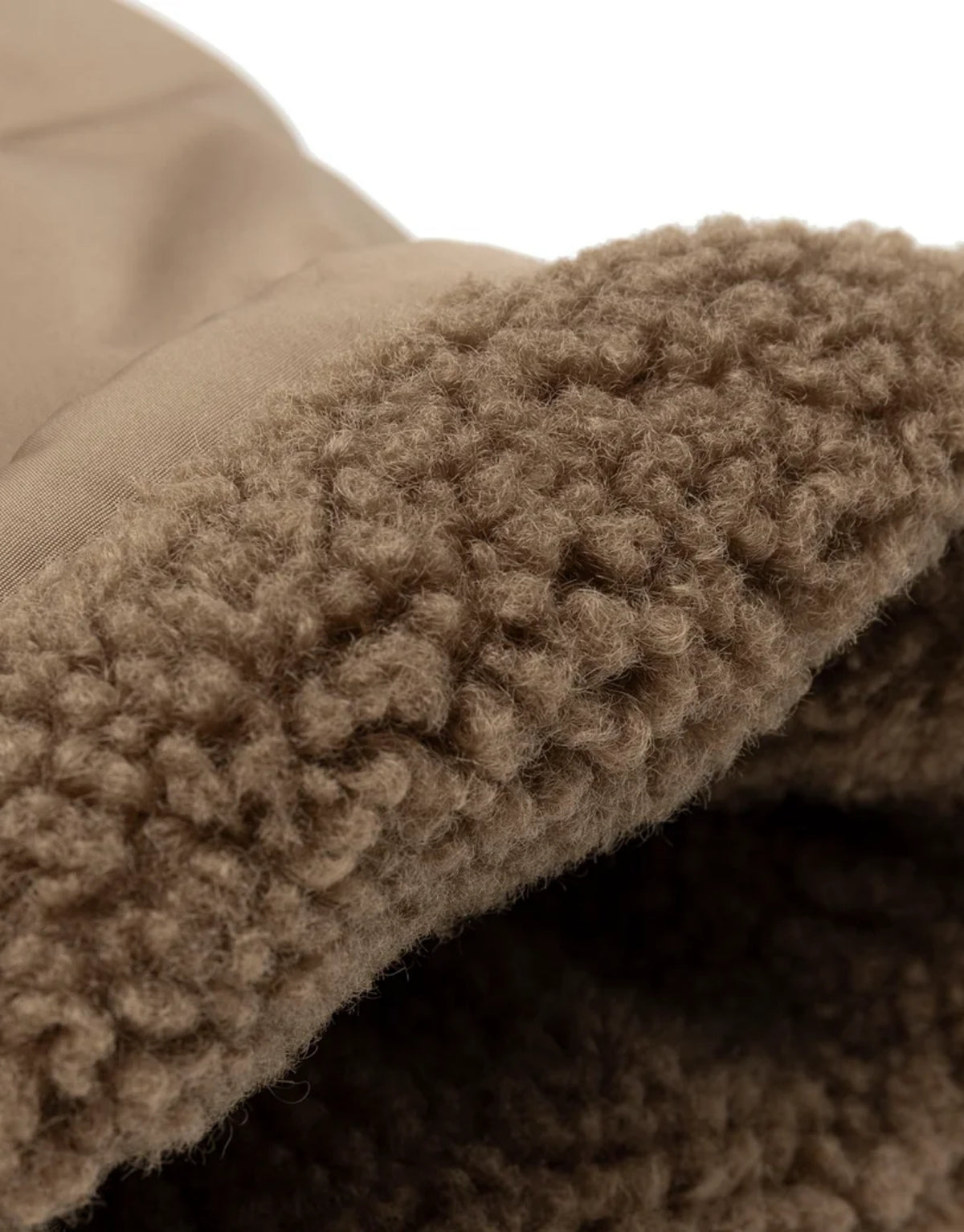 Warme Kinderwagen-Handschuhe von Jollein mit weichem Bouclé-Futter und Klettverschluss zur Befestigung am Kinderwagen.
