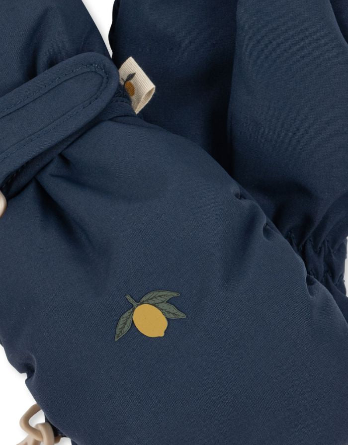 Dunkelblaue Schneefäustlinge in Mood Indigo von Konges Sløjd, mit Fleecefutter und wasserabweisend